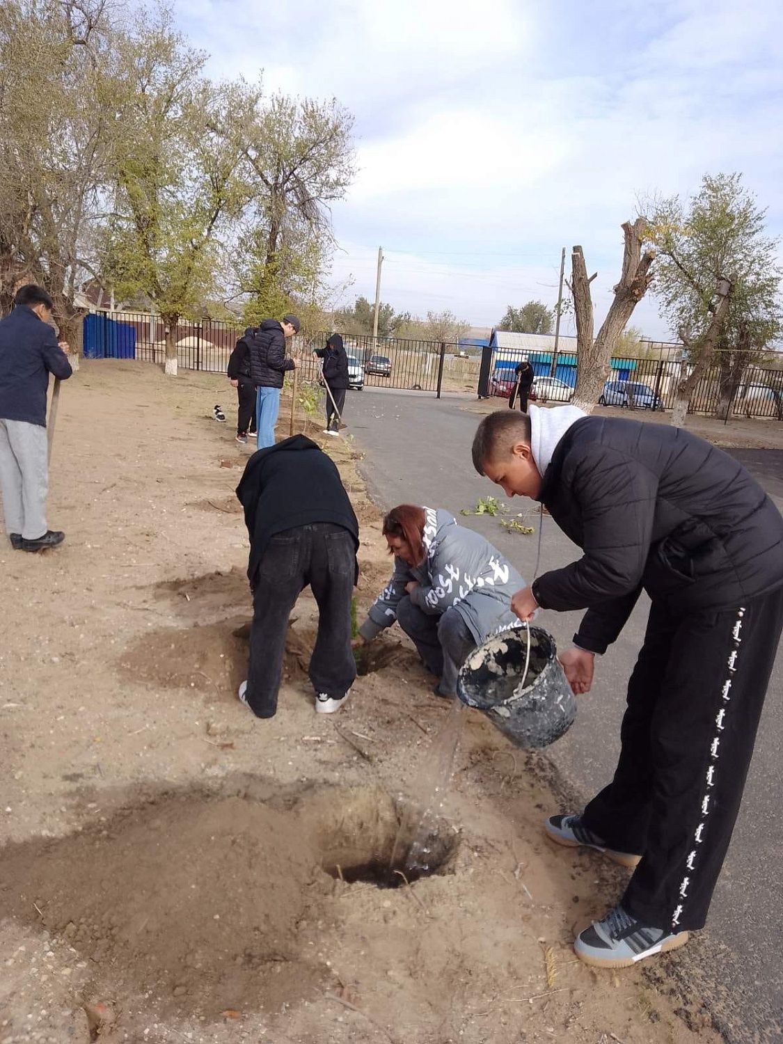28 октября члены МВС Калмыкии приняли участие в акции «Посади дерево» на территории Троицкой школы