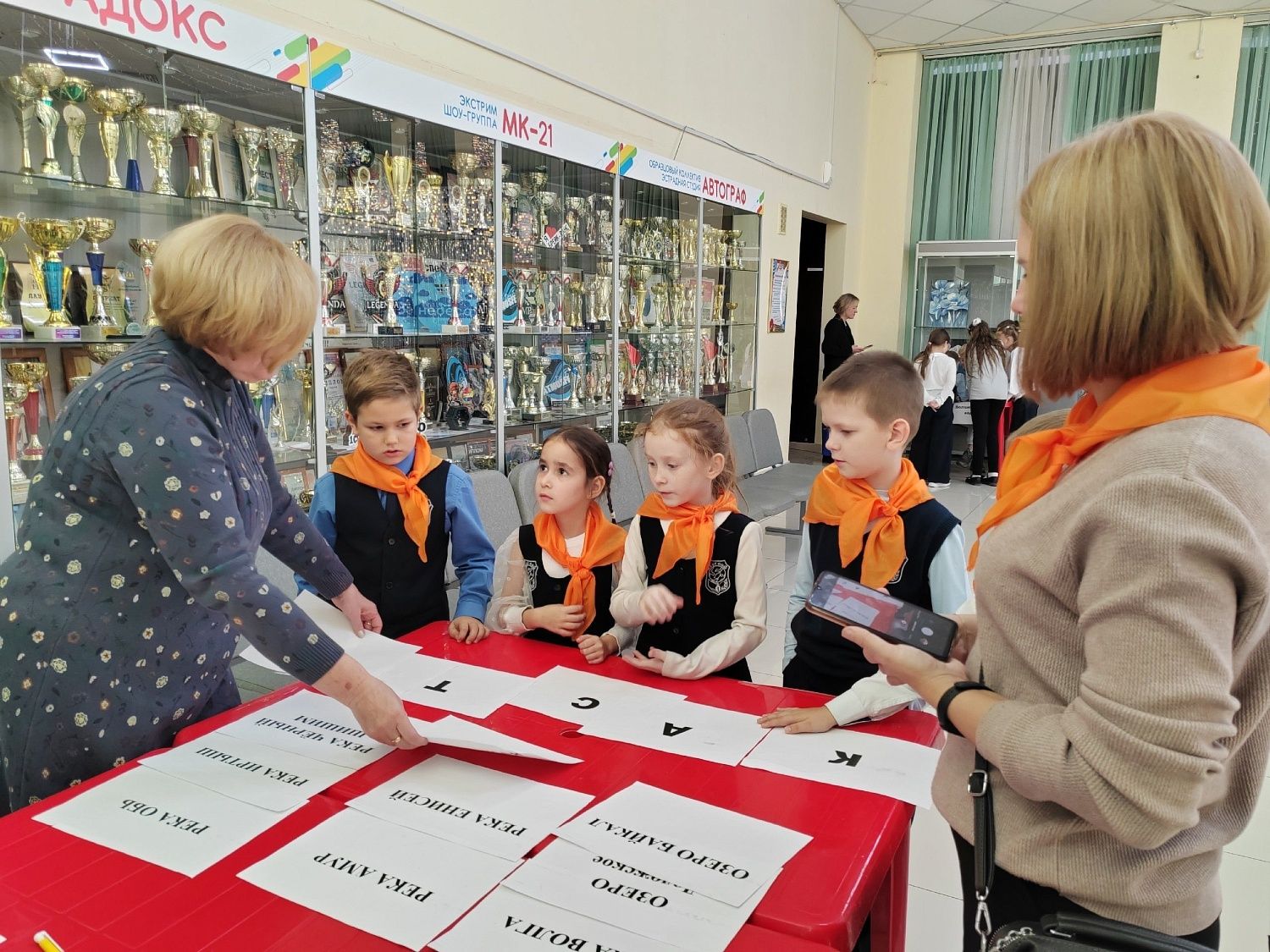 Знания о воде через игру: в Новоуральске члены водного сообщества провели викторину для учеников начальной школы
